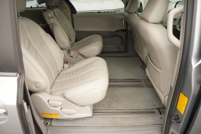 Used 2013 Toyota Sienna XLE w/ Entertainment Pkg FWD image 17
