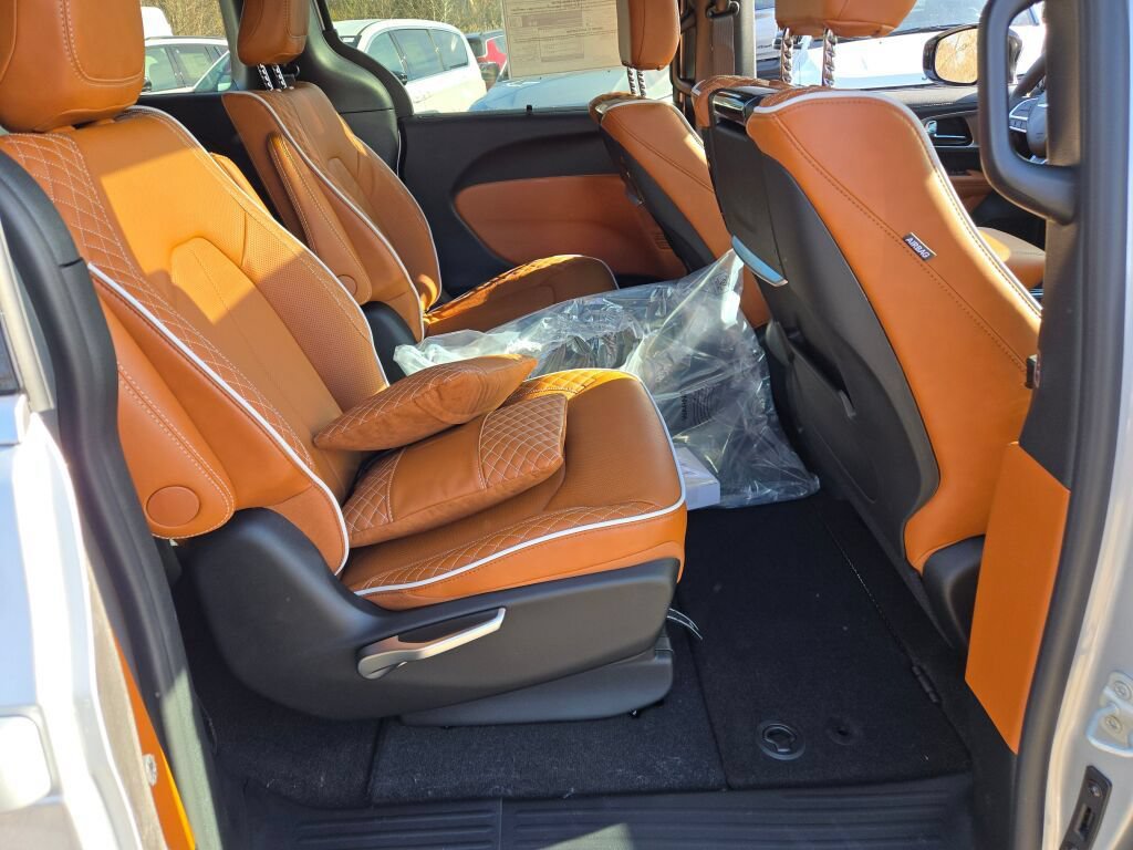 New 2026 Chrysler Pacifica Pinnacle AWD/4WD image 9
