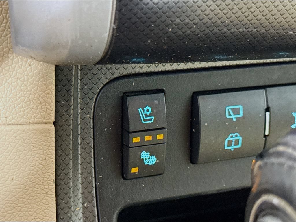 Used 2010 Chevrolet Traverse LTZ FWD image 18