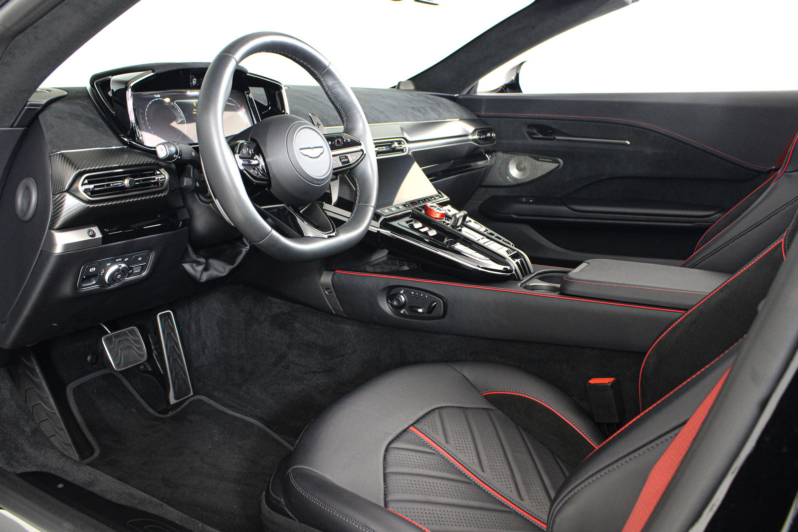 Used 2026 Aston Martin V8 Vantage S RWD image 42