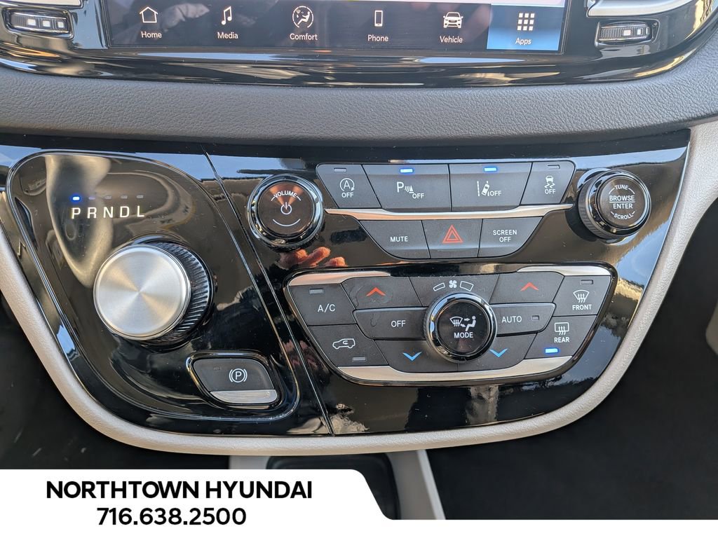 Used 2024 Chrysler Pacifica Touring-L image 17