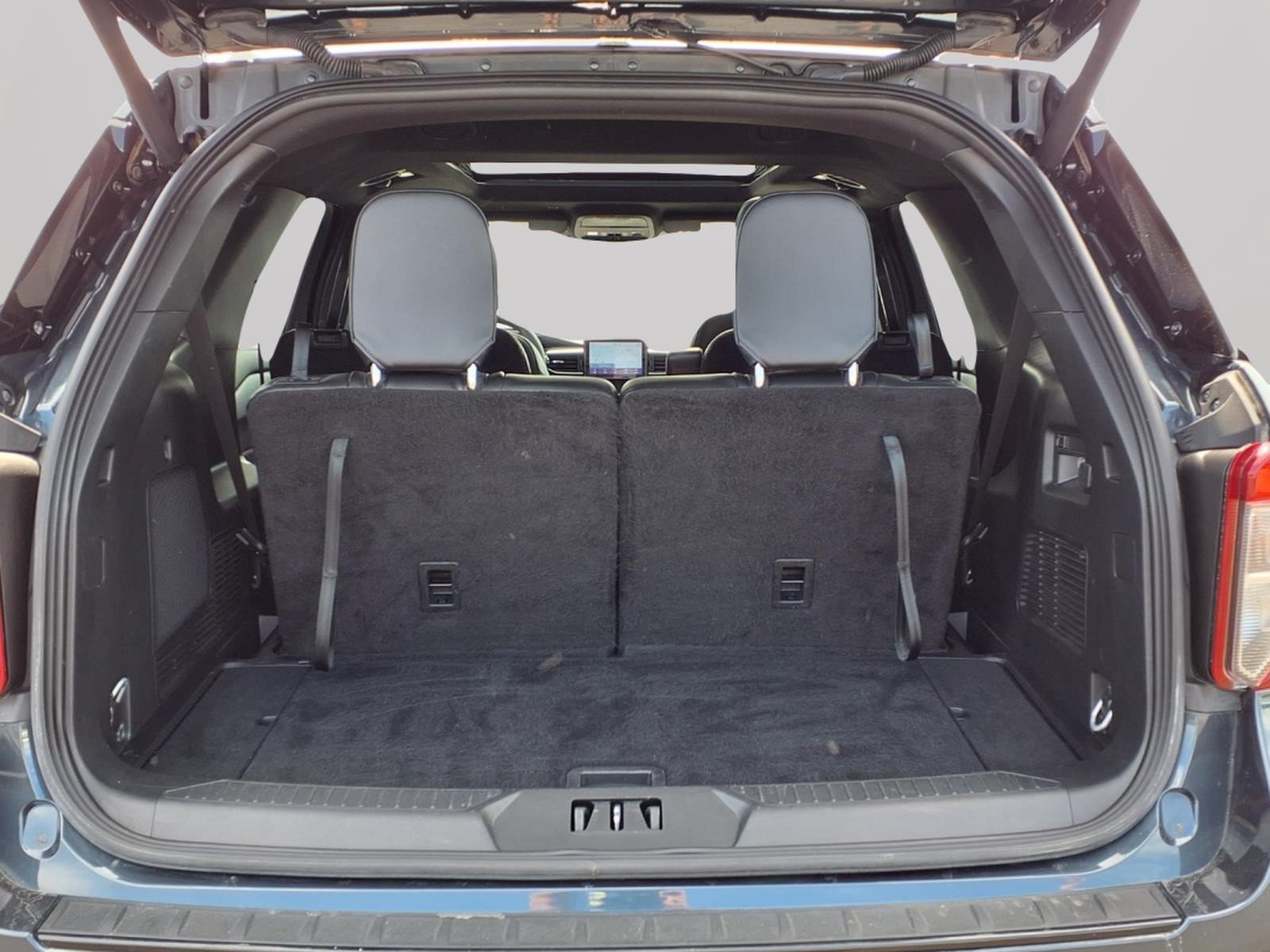 Used 2023 Ford Explorer ST-Line w/ Class IV Trailer Tow Package AWD/4WD image 9