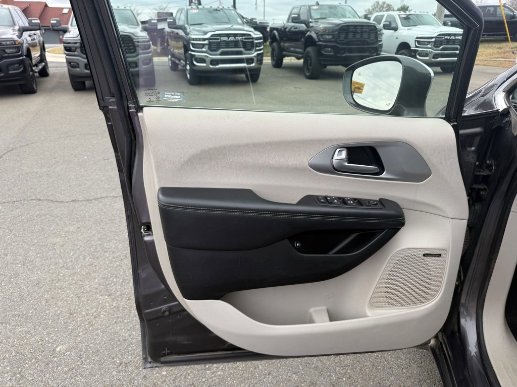 Used 2018 Chrysler Pacifica Limited image 12