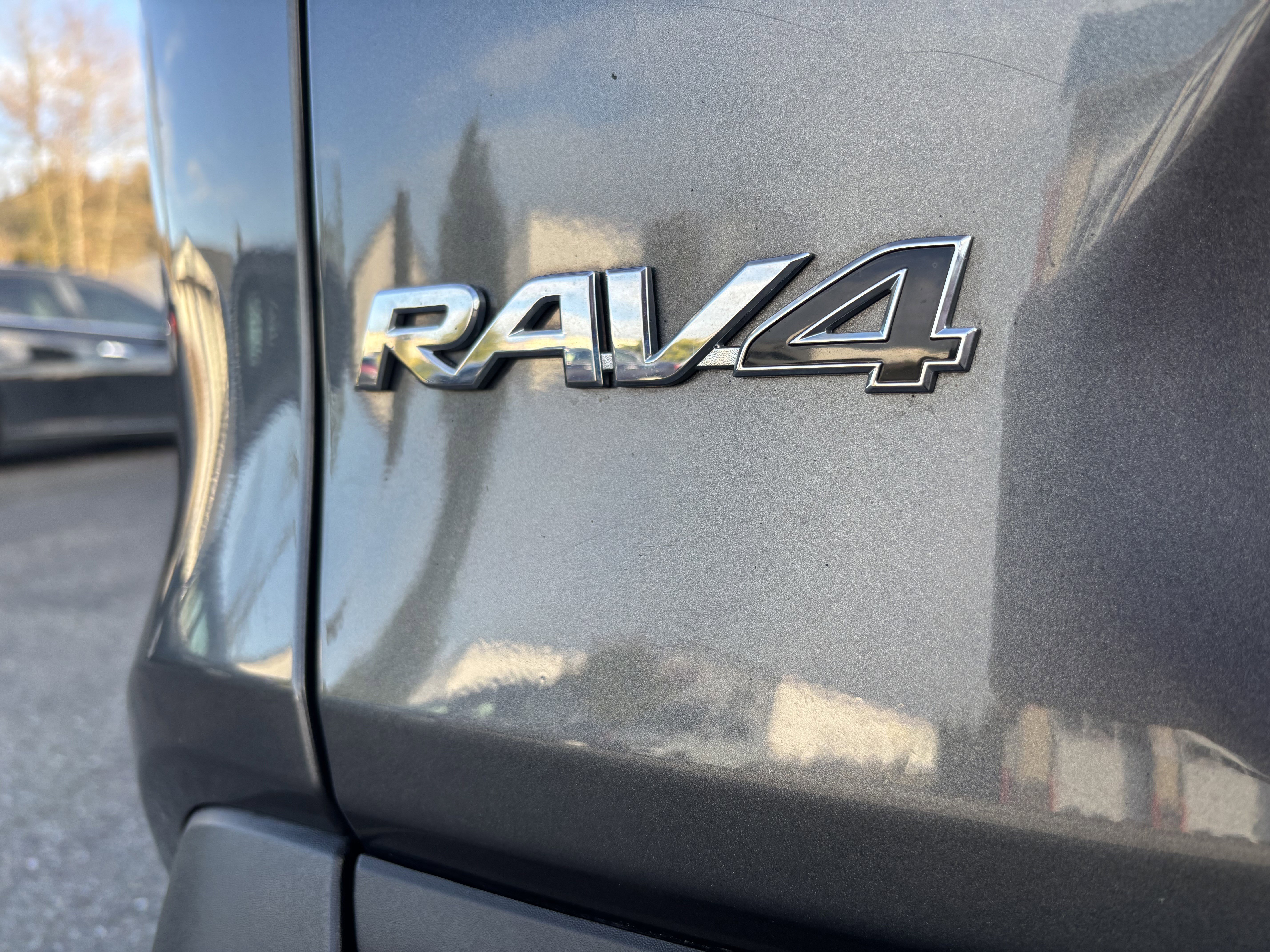 Used 2021 Toyota RAV4 XLE AWD/4WD image 7
