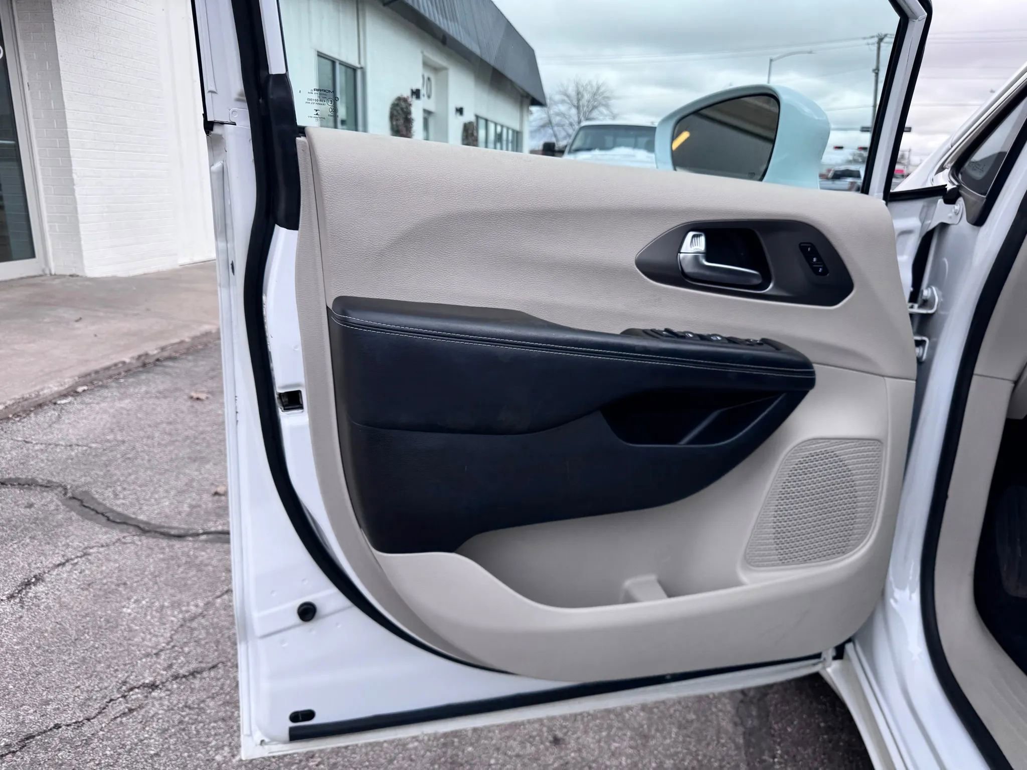 Used 2022 Chrysler Pacifica Touring-L image 21