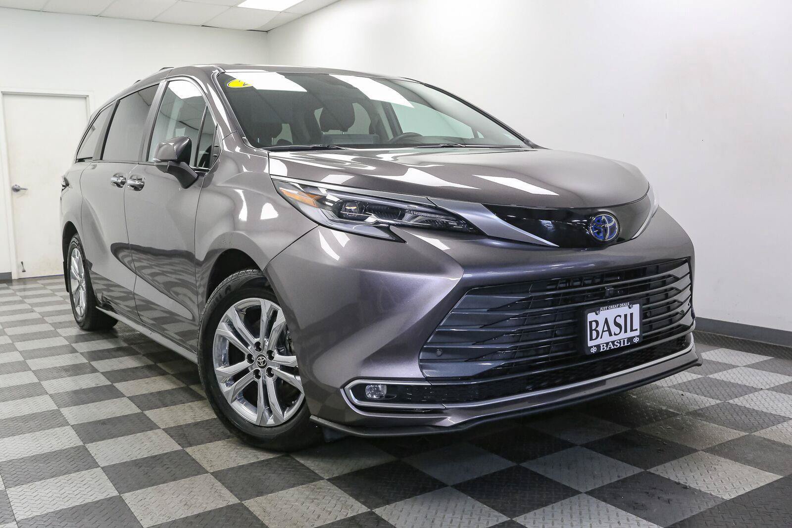 Used 2023 Toyota Sienna Platinum AWD/4WD image 2