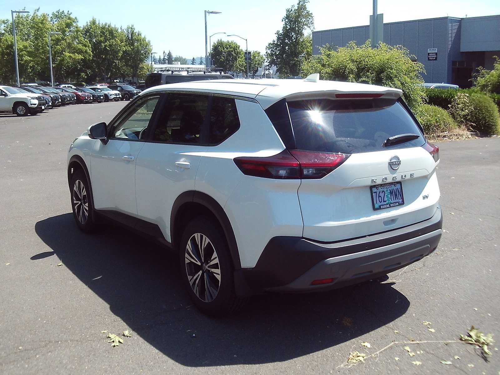 Used 2023 Nissan Rogue SV FWD image 3