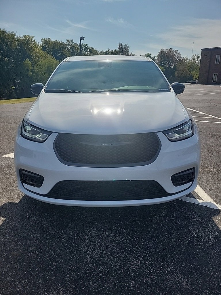 New 2026 Chrysler Pacifica Select image 2