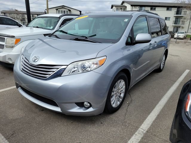 Used 2015 Toyota Sienna XLE w/ XLE Navigation Package image 2