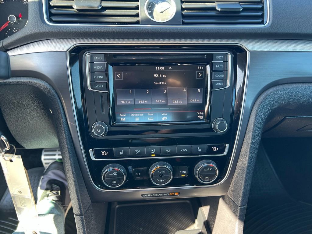 Used 2017 Volkswagen Passat 1.8T R-Line image 35