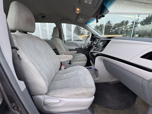Used 2014 Toyota Sienna L image 12