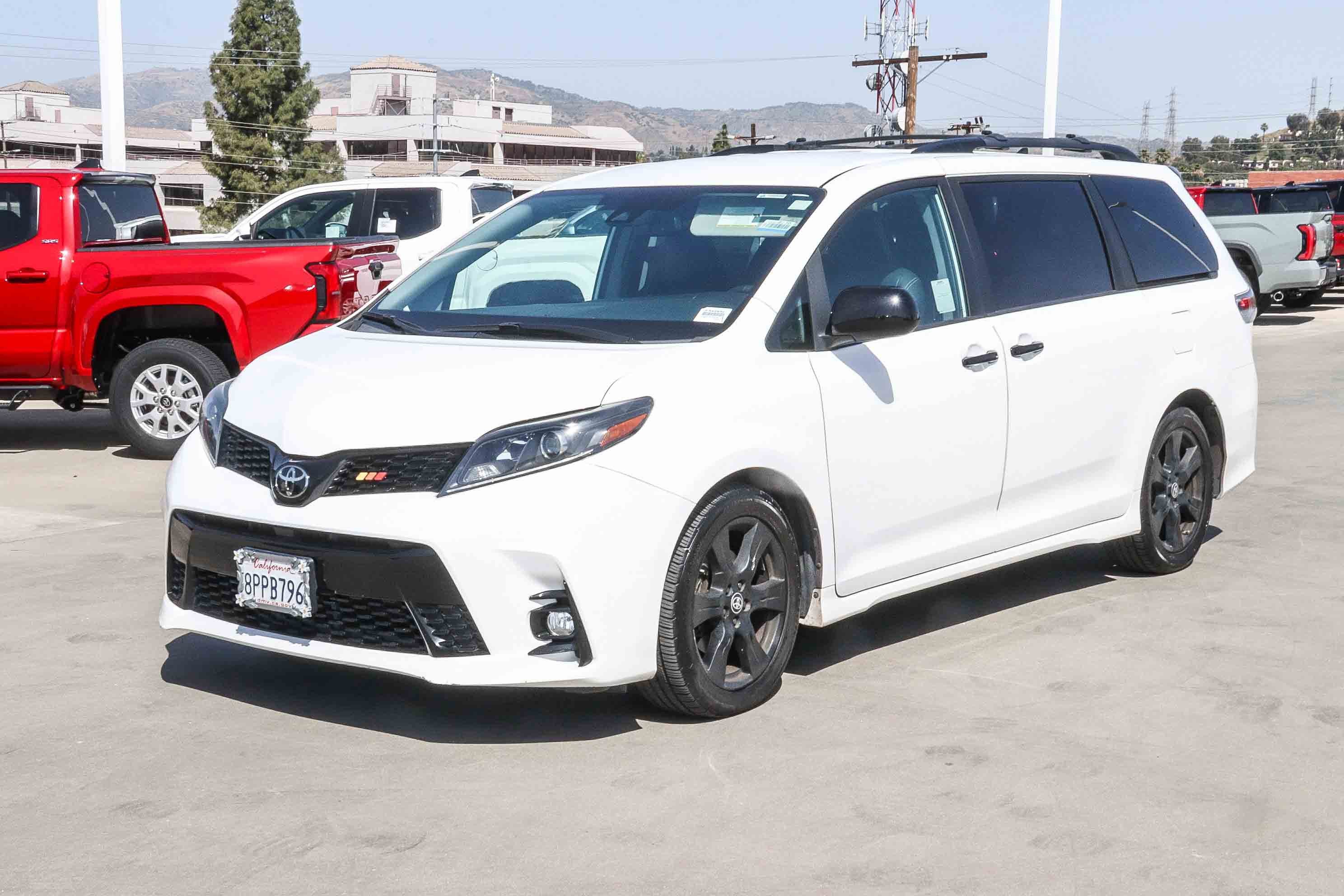 Certified 2020 Toyota Sienna SE w/ Nightshade Edition image 3