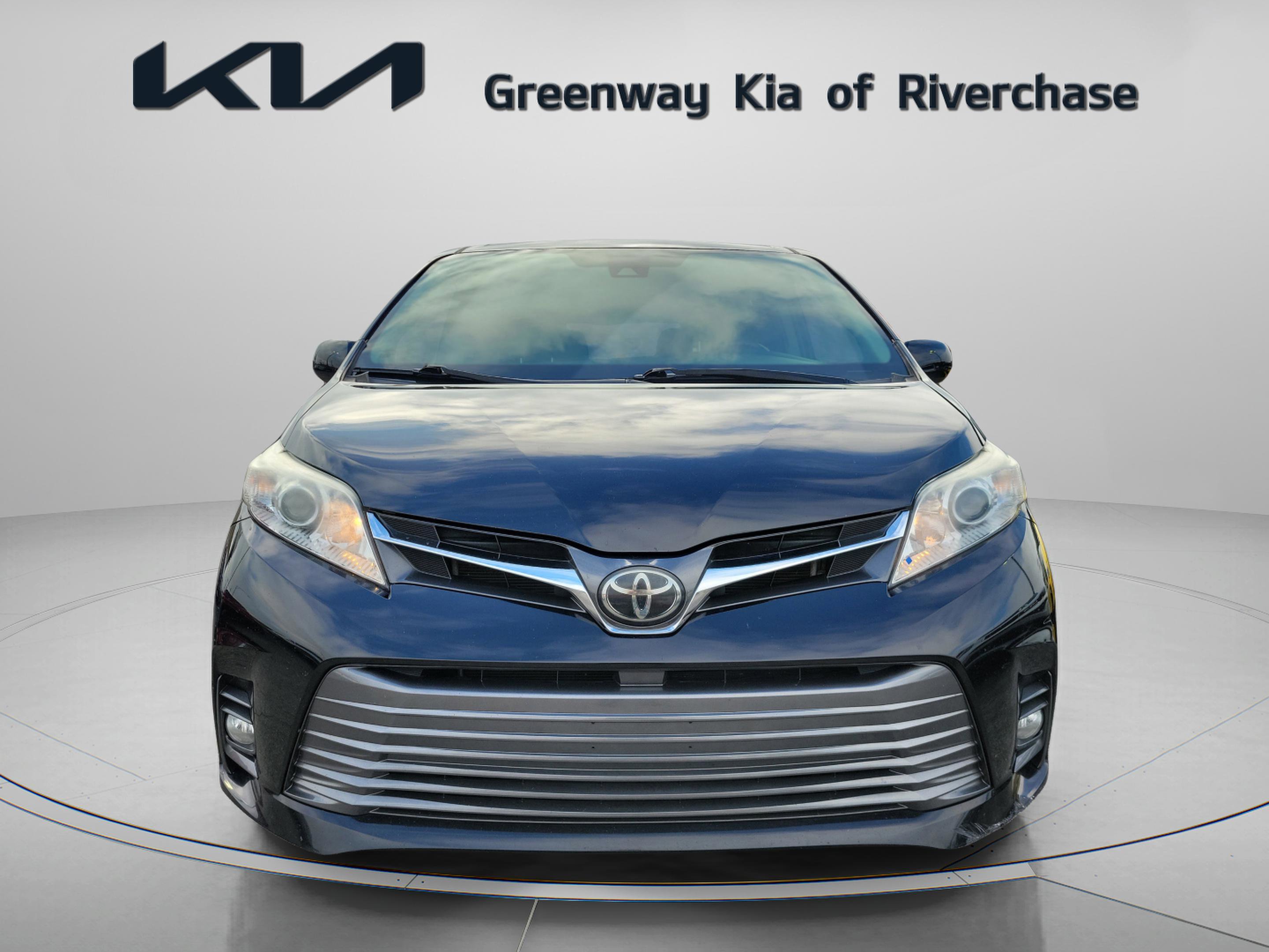 Used 2020 Toyota Sienna XLE image 2