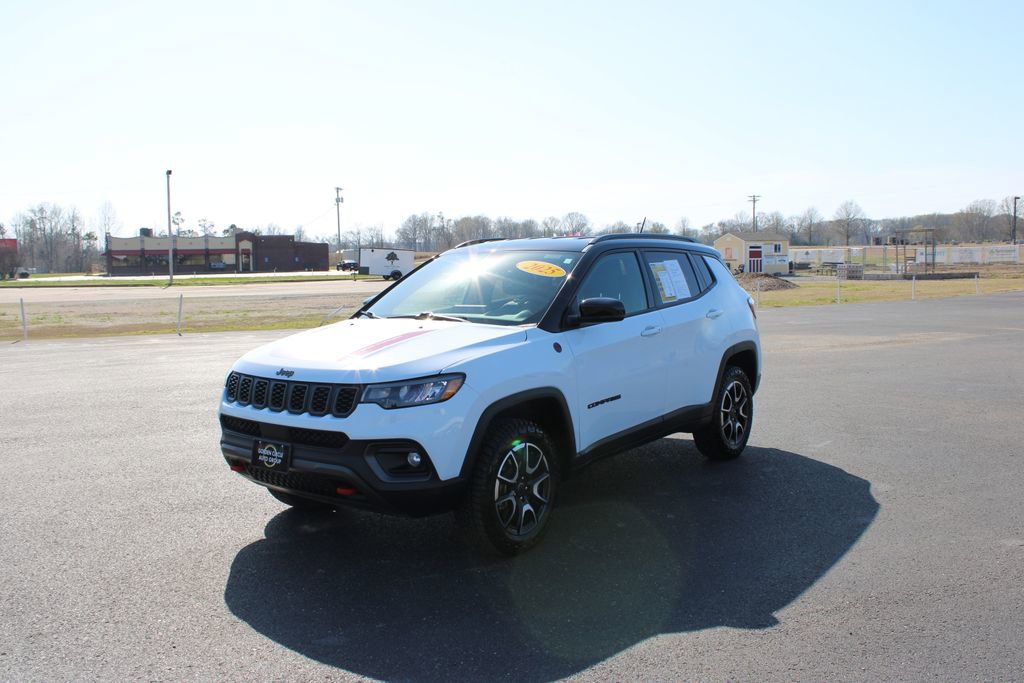 Used 2025 Jeep Compass Trailhawk w/ Trailer Tow Group AWD/4WD image 4