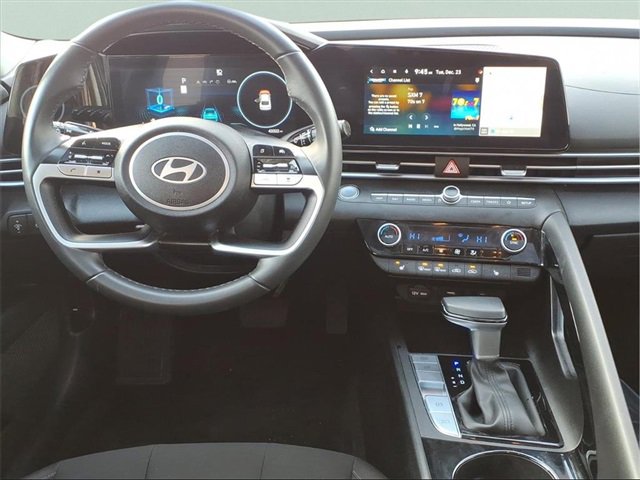 Used 2025 Hyundai Elantra SEL image 20