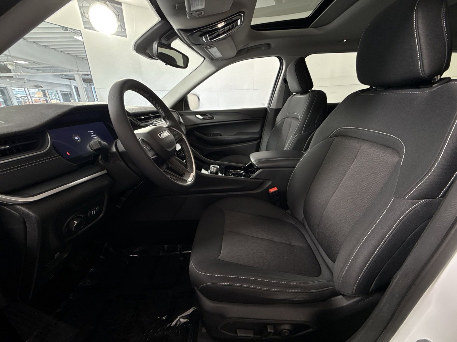 Used 2023 Jeep Grand Cherokee L Laredo image 13