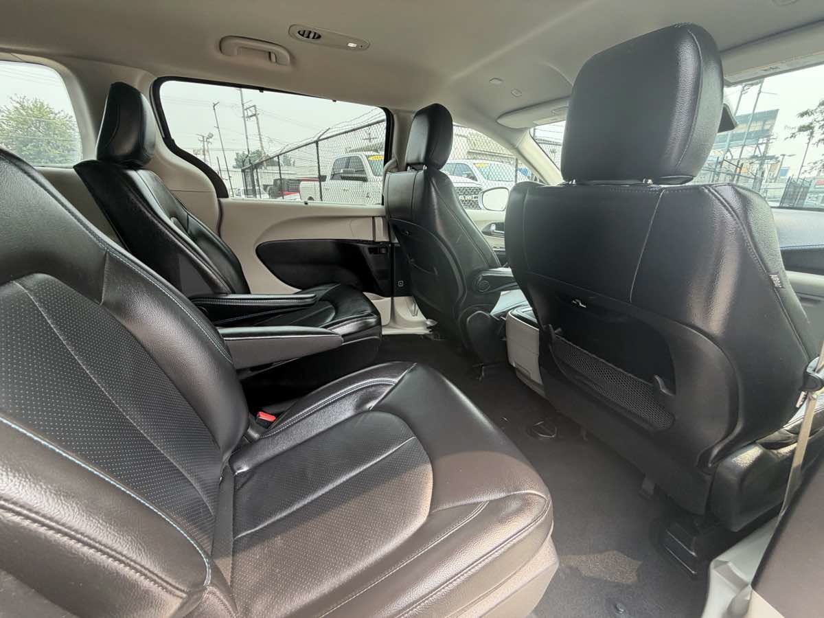 Used 2021 Chrysler Pacifica Touring-L FWD image 26