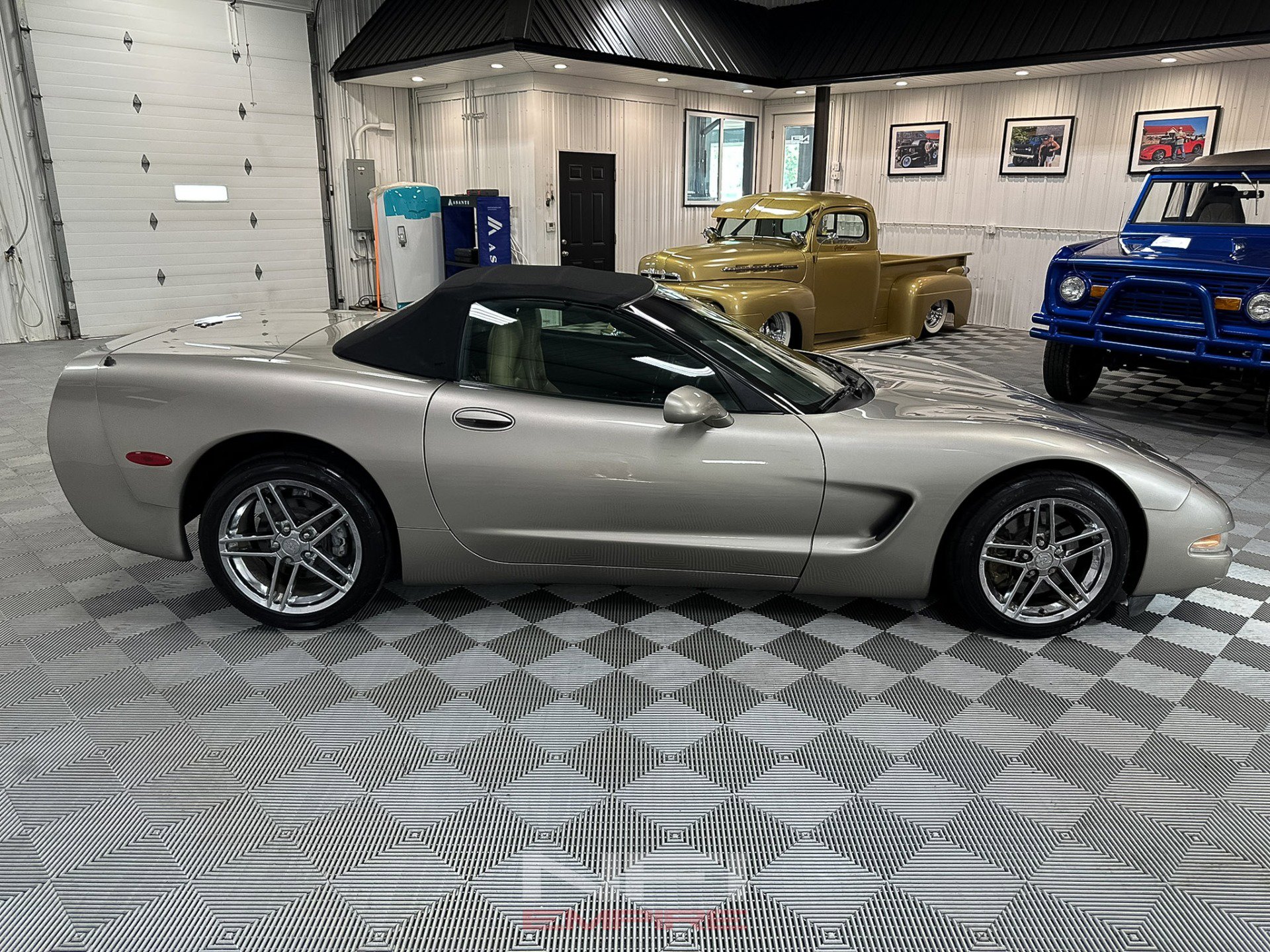 Used 2000 Chevrolet Corvette Convertible w/ Memory Pkg image 13