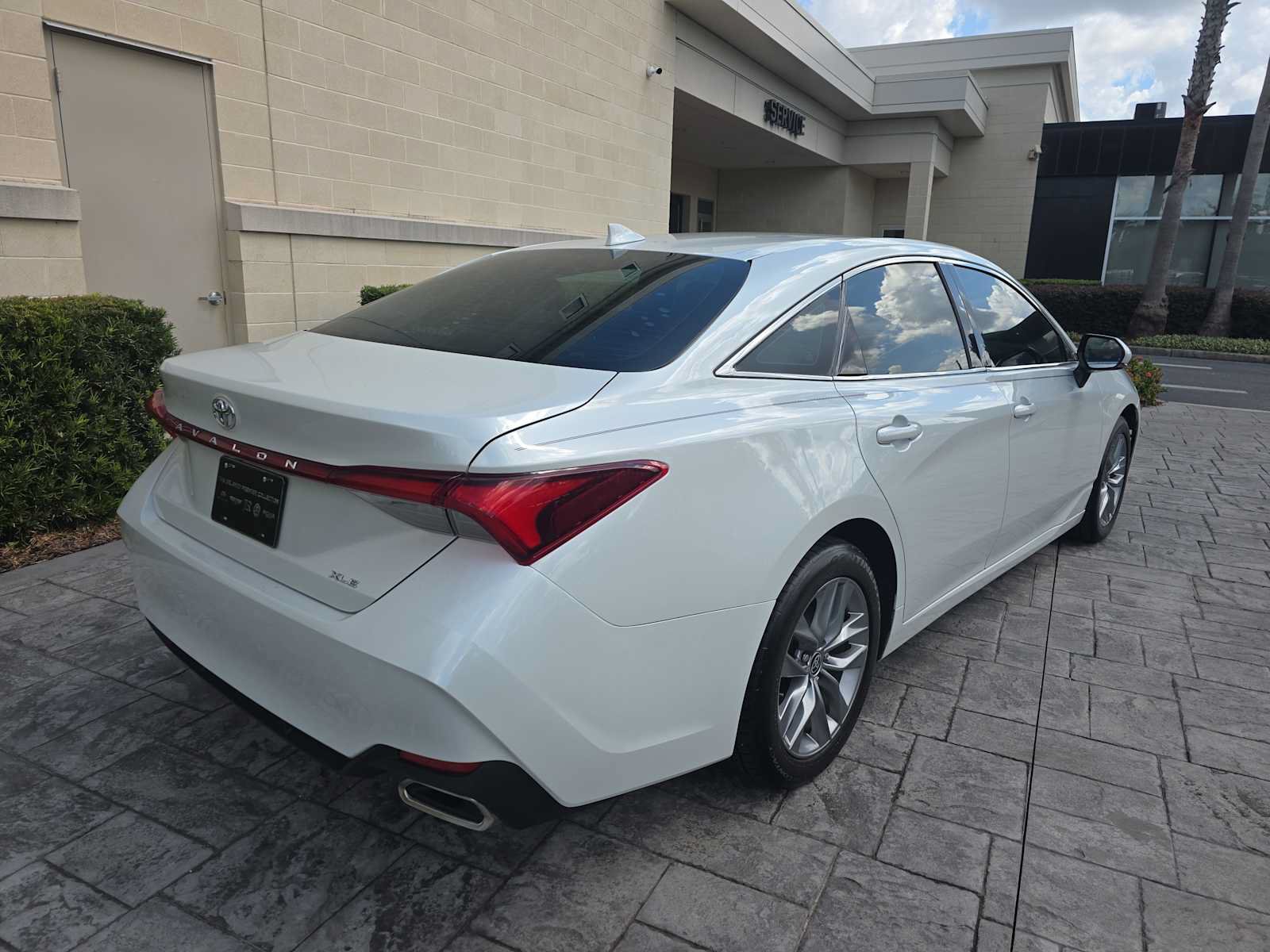 Used 2022 Toyota Avalon XLE w/ Moonroof Package FWD image 3