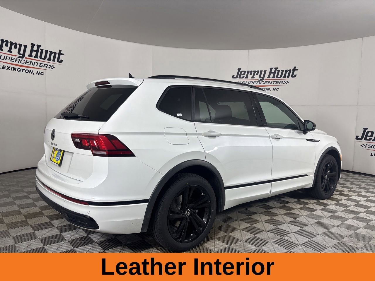 Used 2023 Volkswagen Tiguan SE R-Line FWD image 5