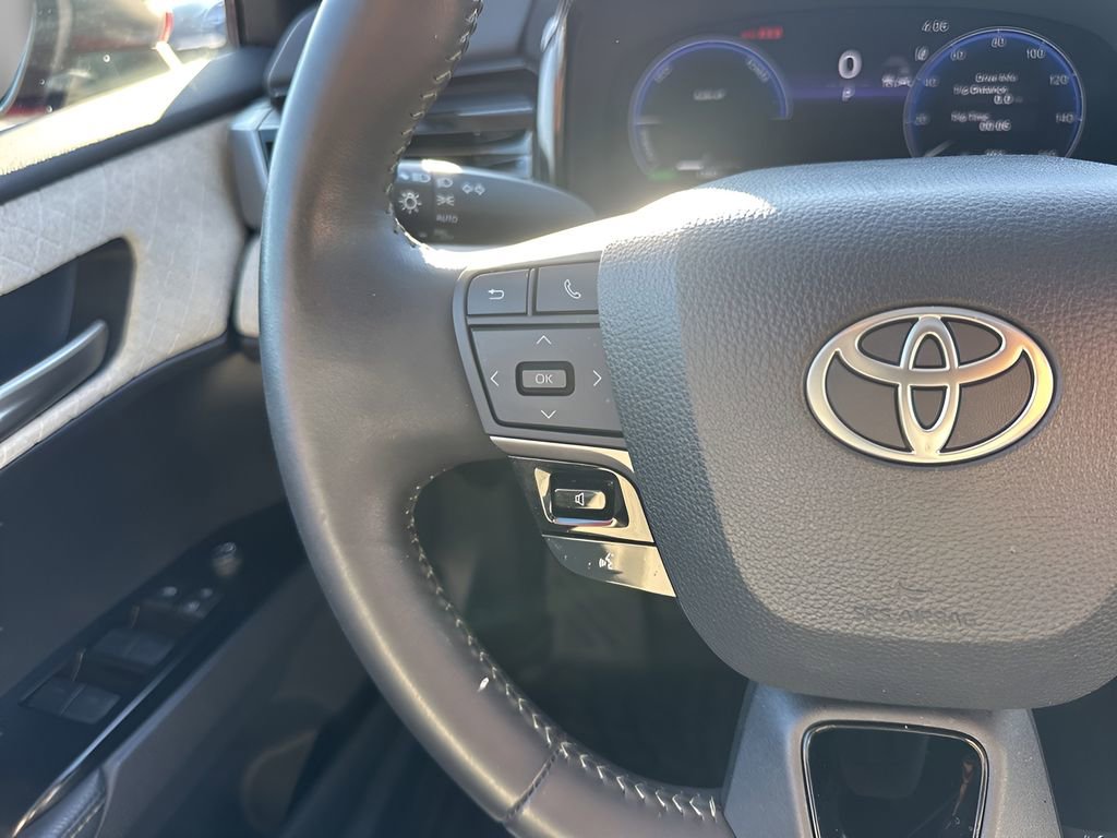 Used 2025 Toyota Camry XLE image 15