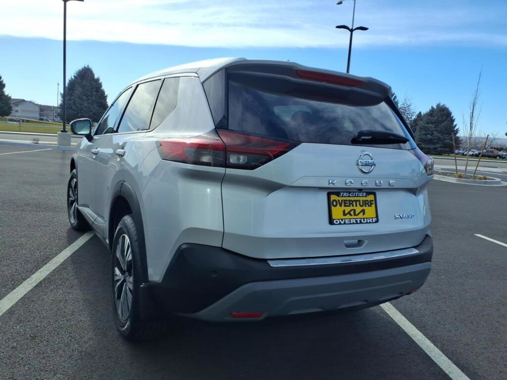 Used 2021 Nissan Rogue SV image 2