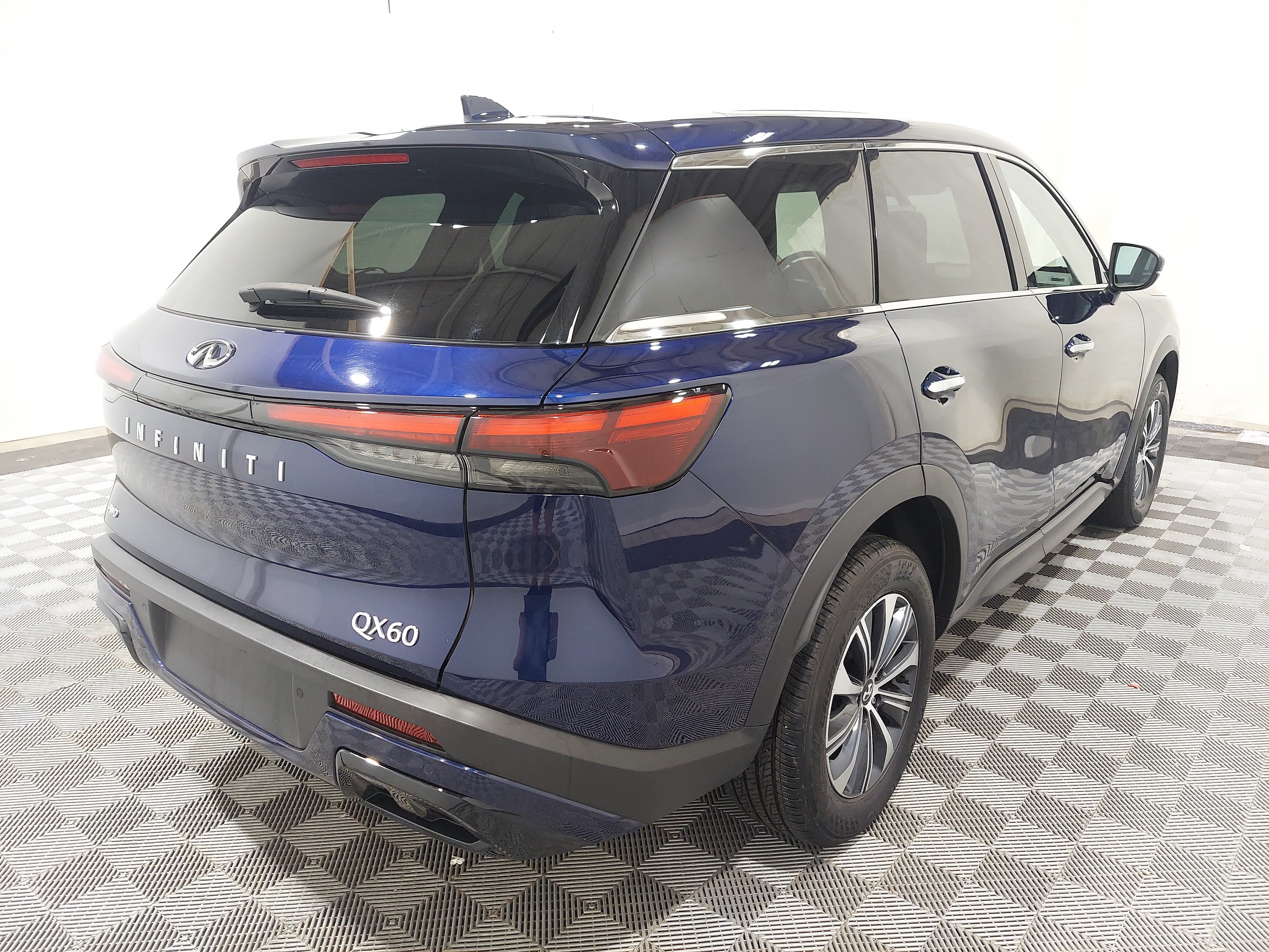 Used 2024 INFINITI QX60 Pure AWD/4WD image 3