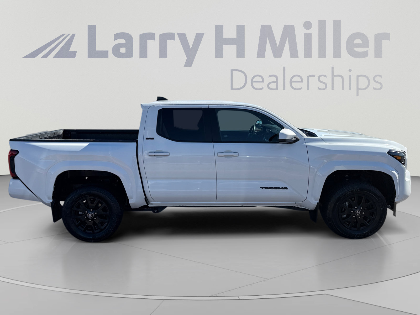Used 2024 Toyota Tacoma SR5 AWD/4WD image 6