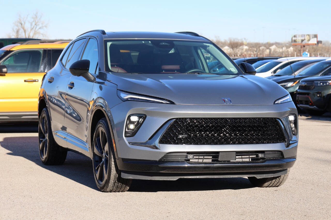 Used 2025 Buick Envision Sport Touring image 4