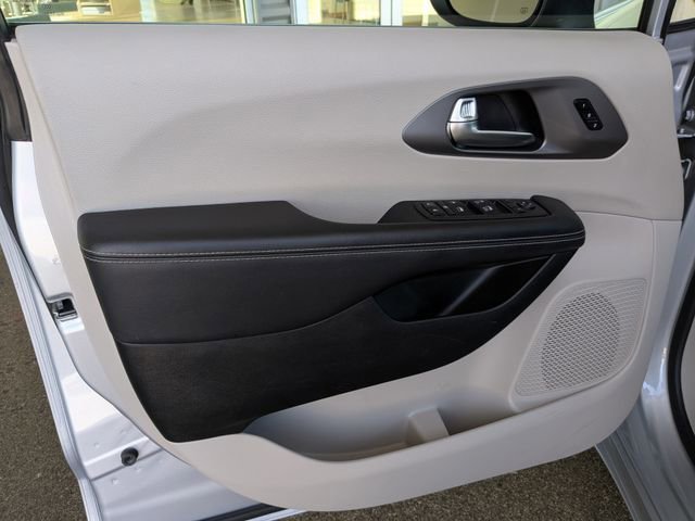 Used 2023 Chrysler Pacifica Touring-L FWD image 25