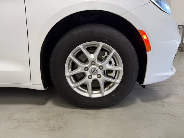 Used 2023 Chrysler Pacifica Touring-L image 31