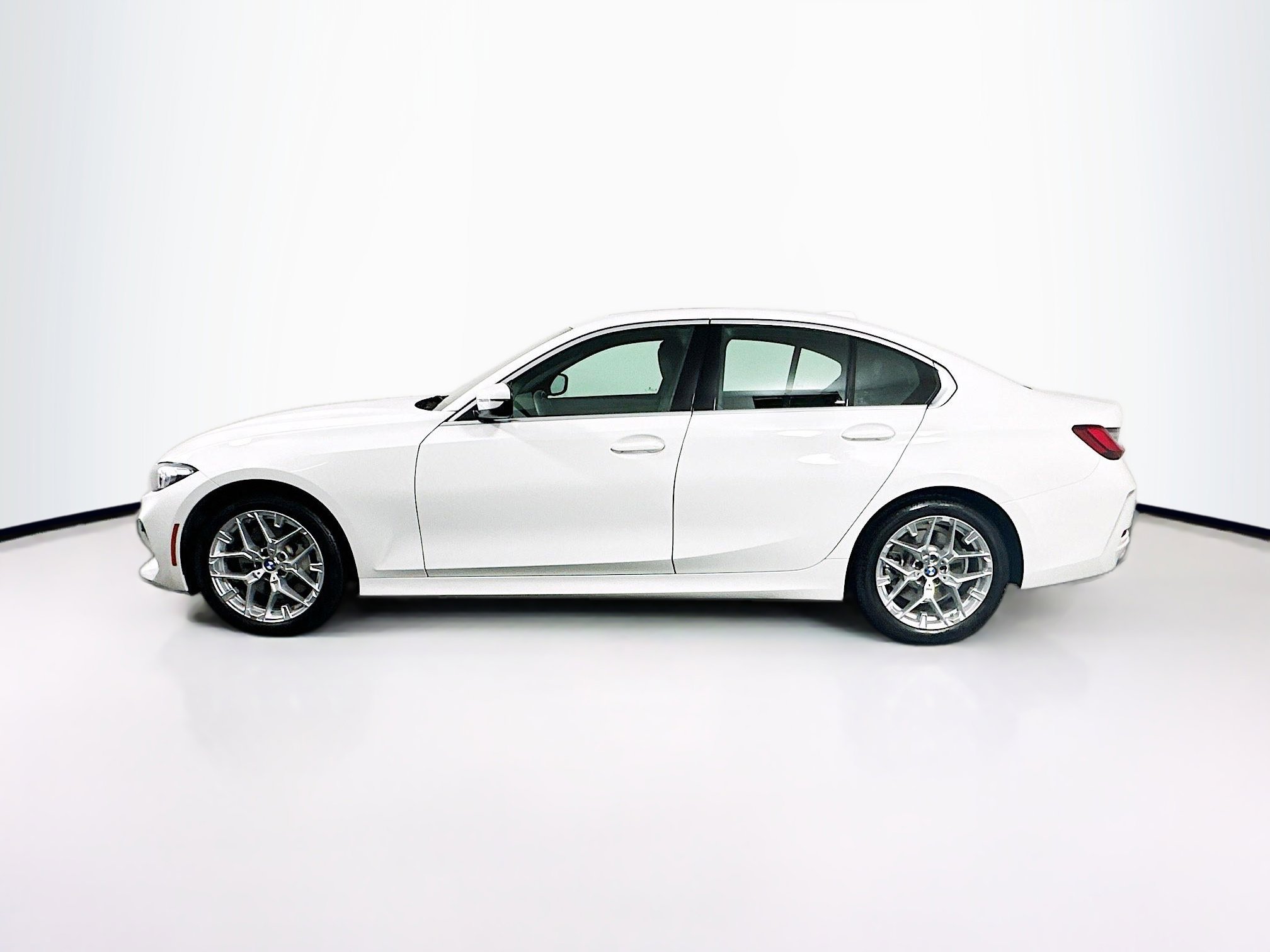 Used 2025 BMW 330i Sedan image 4
