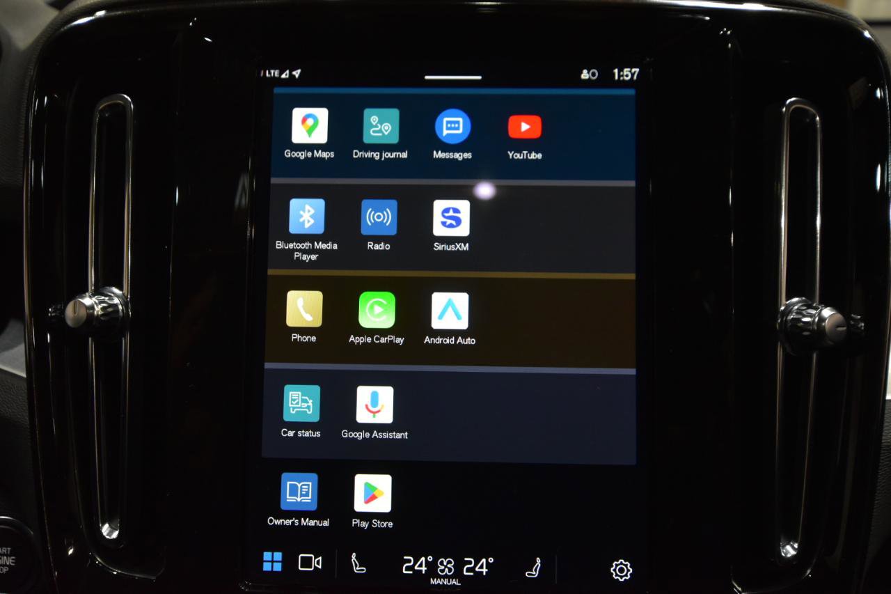 Used 2025 Volvo XC40 B5 Core image 25