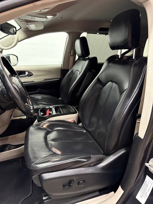 Used 2020 Chrysler Pacifica Touring-L image 36