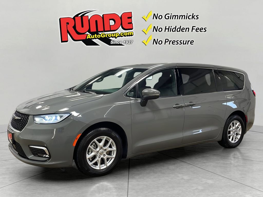 Used 2023 Chrysler Pacifica Touring image 1