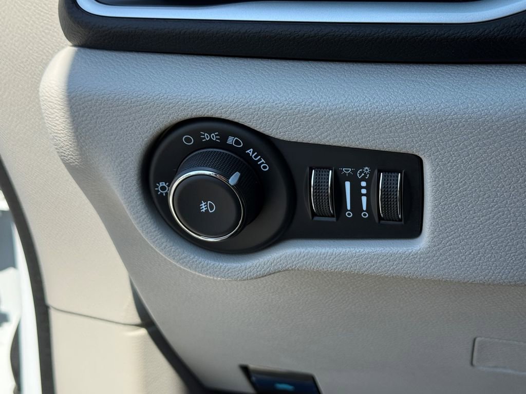 Used 2024 Chrysler Pacifica Touring-L image 34