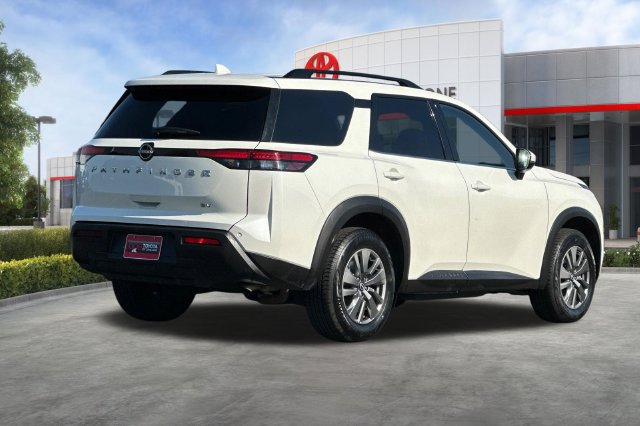Used 2024 Nissan Pathfinder SV FWD image 4