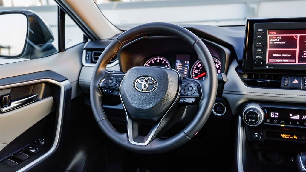 Used 2022 Toyota RAV4 XLE Premium image 18