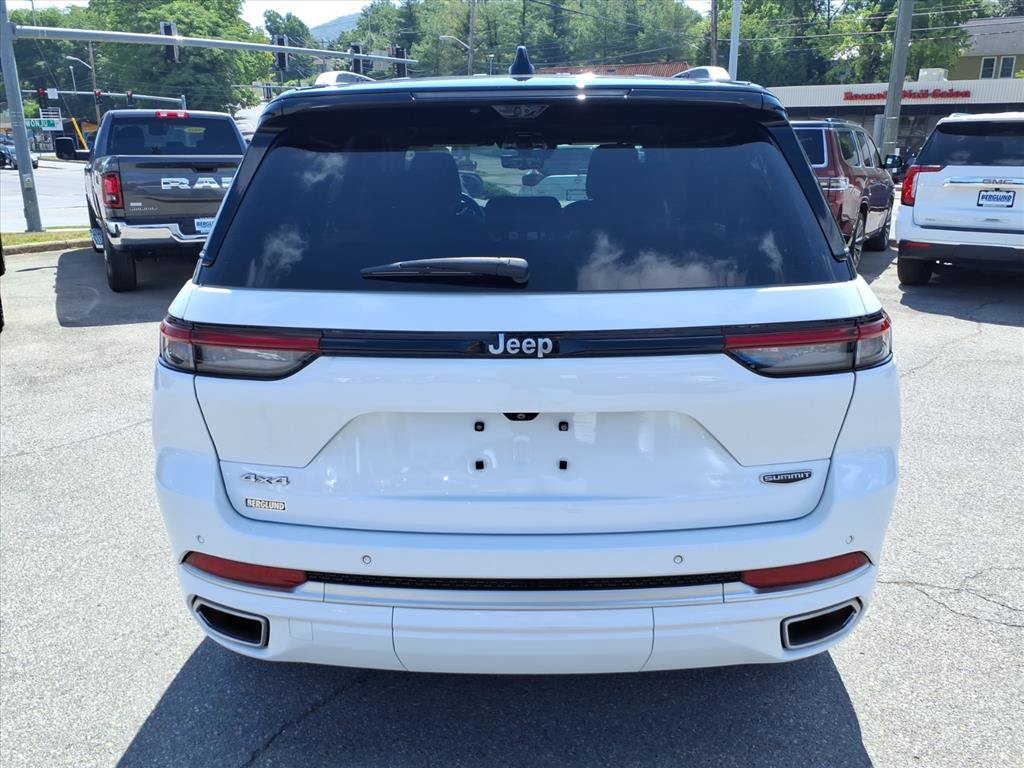 Used 2022 Jeep Grand Cherokee Summit AWD/4WD image 5