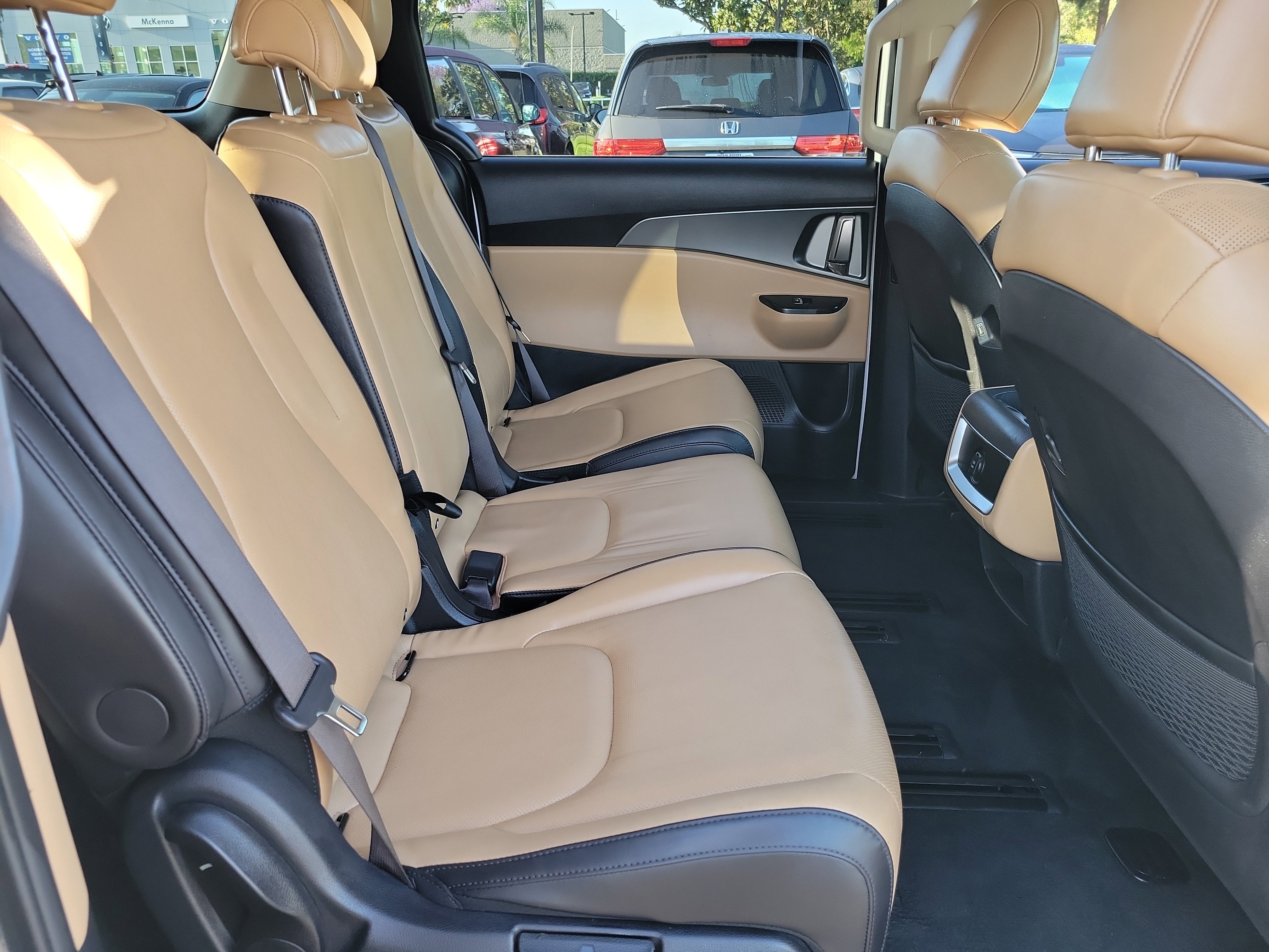 Used 2024 Kia Carnival LX FWD image 19