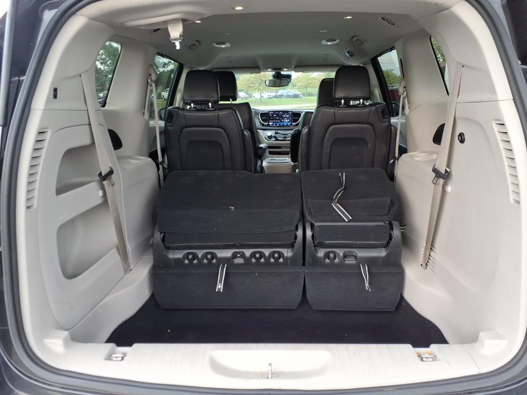 Used 2024 Chrysler Pacifica Touring-L FWD image 8
