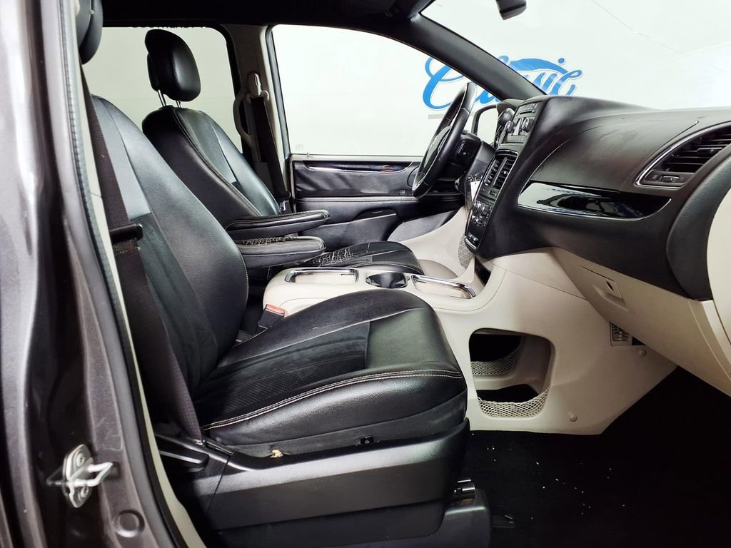 Used 2017 Dodge Grand Caravan SXT FWD image 13