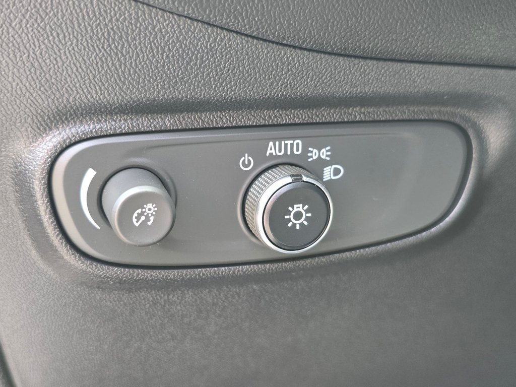 Used 2018 Chevrolet Equinox LT w/ LPO, Hit The Road Package AWD/4WD image 38