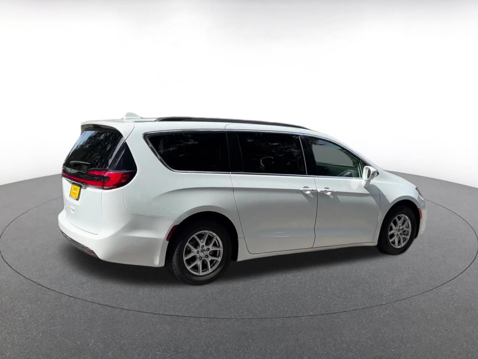 Used 2022 Chrysler Pacifica Touring-L FWD image 15