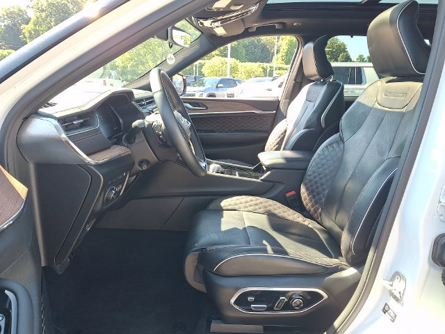 Used 2023 Jeep Grand Cherokee Summit w/ Luxury Tech Group V AWD/4WD image 2