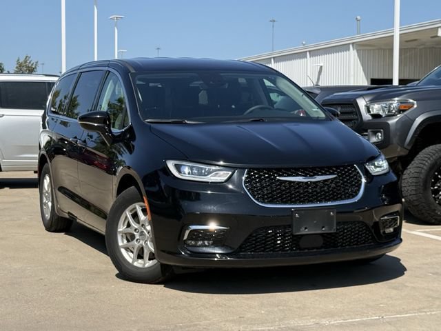 Used 2024 Chrysler Pacifica Touring-L FWD image 2