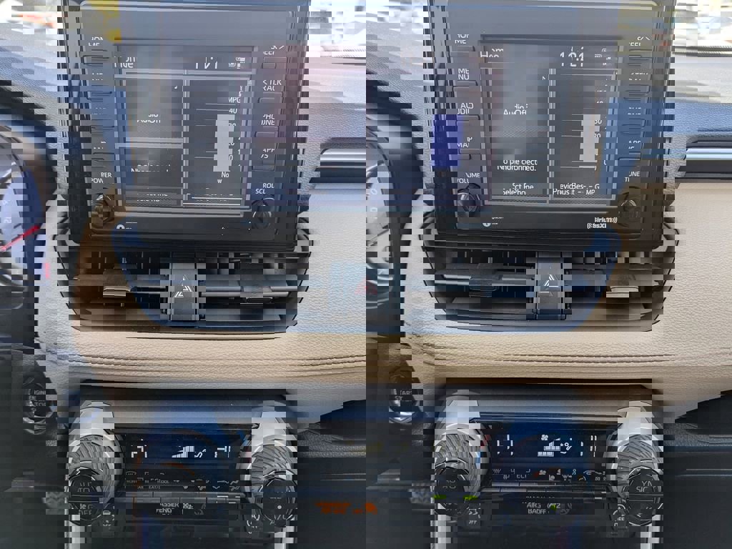 Used 2020 Toyota RAV4 XLE image 18