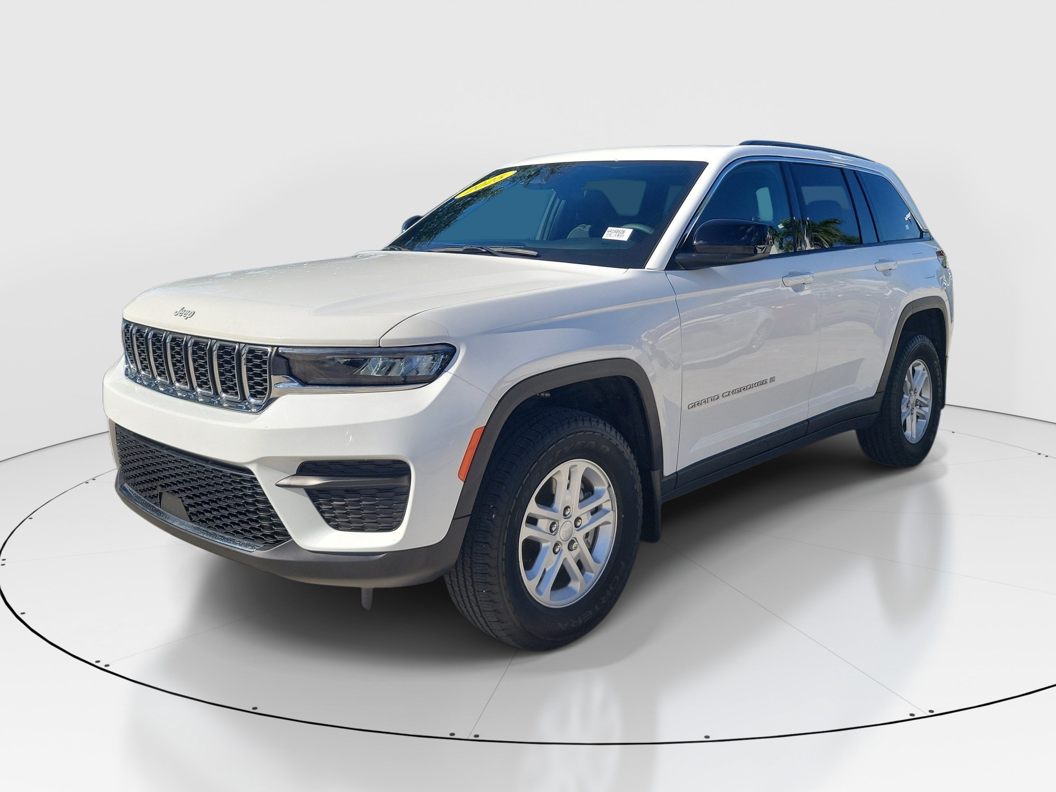 Used 2025 Jeep Grand Cherokee Laredo w/ MOPAR Finishing Package AWD/4WD image 3