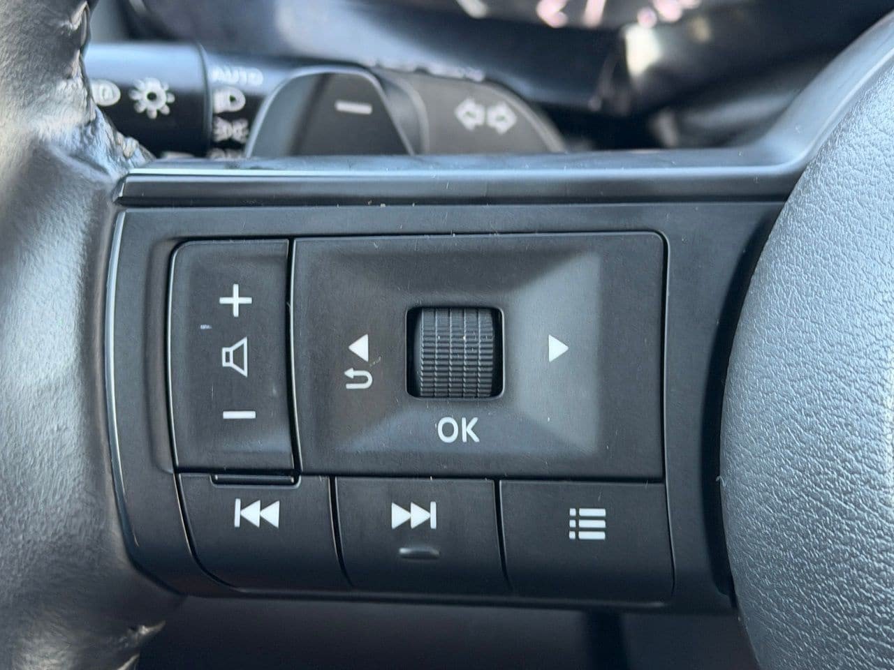 Certified 2025 Nissan Pathfinder SV w/ SV Premium Package AWD/4WD image 18