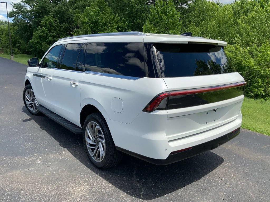 New 2027 Lincoln Navigator L Premier AWD/4WD image 12